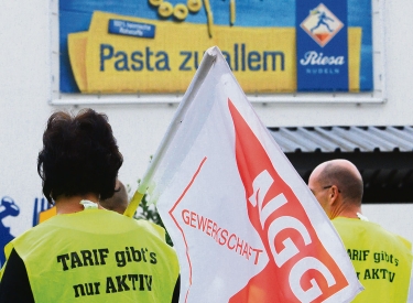 Streikende vor dem Riesaer Werk