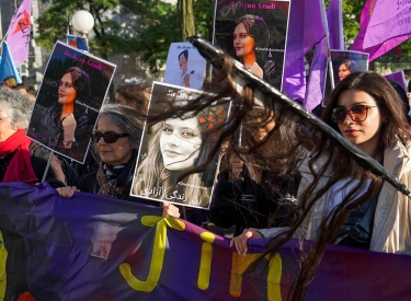 Frauen mit Transparent und Plakaten