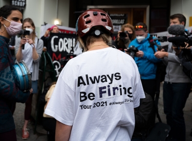 Eine Person trägt ein T-Shirt mit der Aufschrift "Always be firing"