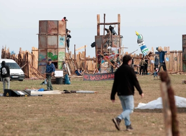 Ein Protestcamp mit Holzbauten