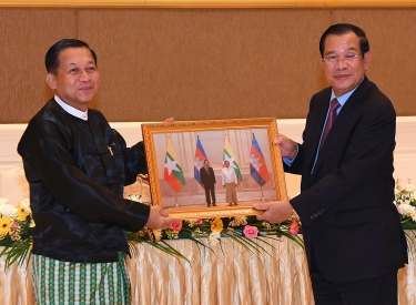 Hun Sen und General Min Aung Hlaing halten ein Foto in die Kamera