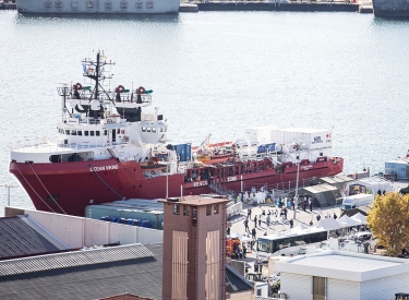 die »Ocean Viking« im Hafen von Toulon