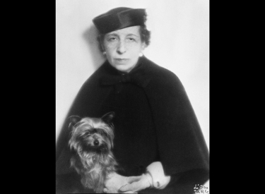 Dora Kallmus mit ihrem Hund