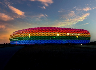 Die Münchner Allianz-Arena in Regenbogenfarben beleuchtet