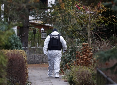 EinPolizist im Schutzanzug