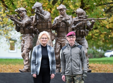 Verteidigungsministerin Christine Lambrecht und KSK-Kommandeur Ansgar Meyer