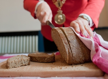 Giffey schneidet Brot