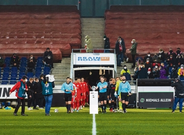 Fußball vor leeren Tribünen