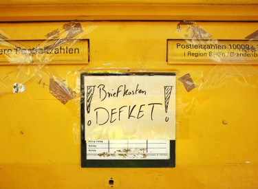 Briefkasten mit der Aufschrift "defekt"