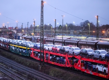 Neue Autos auf einem Autozug