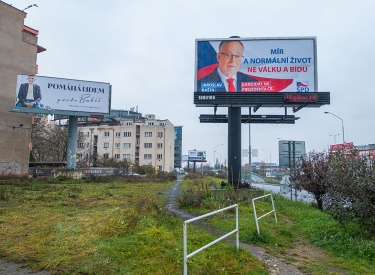 Wahlplakate in trister Wohngegend