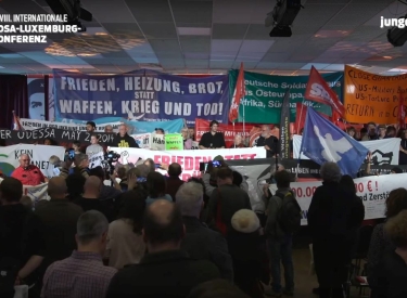 Menschen mit Fahnen und Plakaten gegen den Krieg