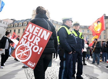 Ein Schild mit der Aufschrift "Nein zur Nato"