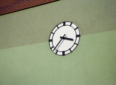 Eine Uhr an einer Außenwand