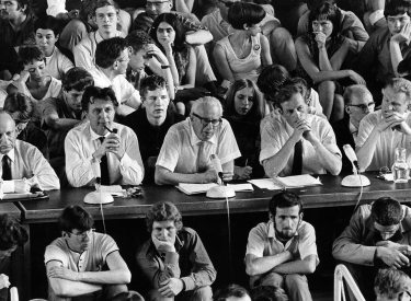 Schwarzweißfoto von Studierenden und Lehrenden 