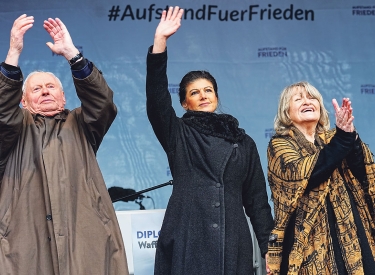 Lafontaine Wagenknecht Schwarzer auf der Demobühne