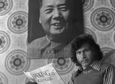 Paul Breitner mit Peking Rundschau vor Mao-Poster