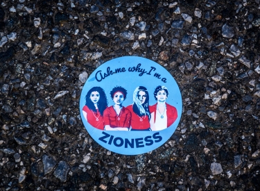 Button mit der Aufschrift "Ask me why I'm a Zioness"