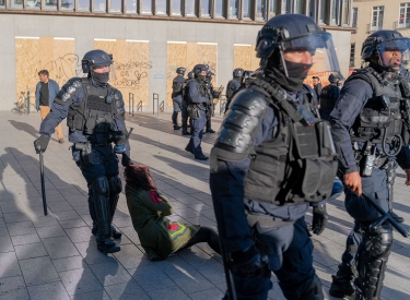 Polizisten bei einer Demonstration in Rennes