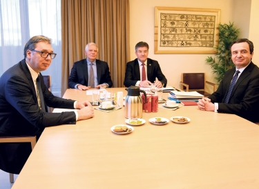 Der serbische Präsident Aleksandar Vučić (l.) und der kosovarische Ministerpräsident Albin Kurti (r.) verhandeln unter Vermittlung der EU in Brüssel, 27. Februar