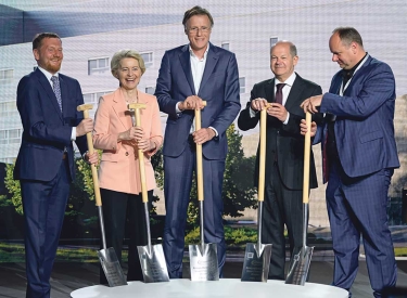 Sachsens Ministerpräsident Michael Kretschmer (CDU), Ursula von der Leyen (CDU), EU-Kommissionspräsidentin, Jochen Hanebeck, Vorstandsvorsitzender von Infineon, Kanzler Olaf Scholz (SPD) und Dresdens Oberbürgermeister Dirk Hilbert (FDP) (v. l.) am 2. Mai beim Spatenstich für eine Chipfabrik