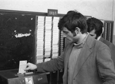 Ein Arbeitnehmer beim Abstempeln im Volkswagenwerk Wolfsburg 1973