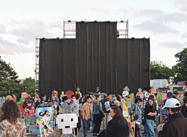 Das wegen Antisemitismus verhüllte Gemälde »People’s Justice« im Juni 2022 auf der Documenta