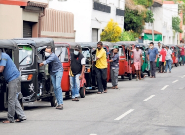 Schlange vor einer Tankstelle in Colombo, Sri Lanka, 12. April