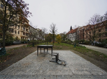 Bronzeskulptur »Der verlassene Raum« des Künstlers Karl Biedermann