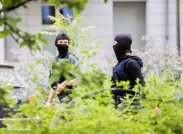 Polizistinnen kommen von einer Hausdurchsuchung bei Mitgliedern der Letzten Generation in Berlin-Kreuzberg am 24. Mai