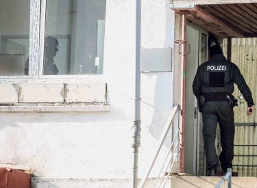 Einsatzkräfte der Polizei bei der bundesweiten Razzia gegen mutmaßliche Unterstützer des IS am 31. Mai