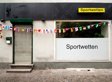 Schaufenster eines Wettbüros für Sportwetten