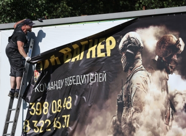 Am Rande einer Autobahn bei Sankt Petersburg wird ein Werbeplakat der Wagner-Söldner entfernt, 24. Juni