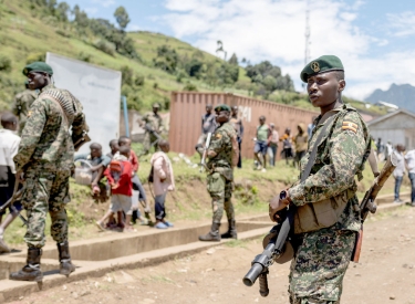 Ugandische Soldaten bei einer Siedlung in Bunagana, Nord-Kivu, die zuvor von M23-Rebellen abgetreten wurde, 19. April