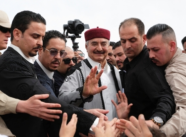 Milizenführer Khalifa Haftar (Mitte) beim Fest des Fastenbrechens in Bengasi, 21. April