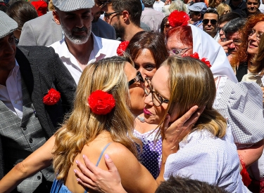 Arbeitsministerin Yolanda Diaz (l.) und die Madrider Podemos-Abgeordnete Carolina Alonso, 15. Mai