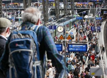 Voller Bahnsteig, aber kein Zug