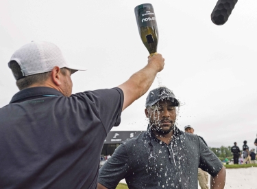 Harold Varner III genießt den Sieg mit Sektdusche