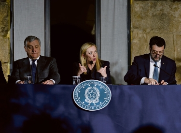 Antonio Tajani, Giorgia Meloni und Matteo Salvini (v. l.) bei einer Pressekonferenz am 9. März