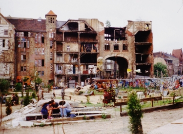 Das Kunsthaus Tacheles im Jahr 1995 