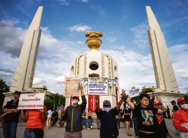 Anhänger der Move Forward Party demonstrieren vorm Demokratiedenkmal in Bangkok, 19. Juli