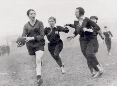 Lilli Henoch beim Handball