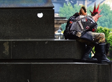 Punks auf dem Sockel des Reiterstandbilds König Johanns von Sachsen auf dem Theaterplatz in Dresden