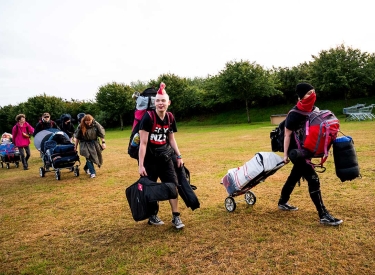 Punks von der »Aktion Sylt« beziehen am 23. Juli ihr Protestcamp in Tinnum