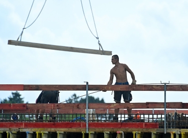 Bauarbeiter auf einer Großbaustelle in Aschheim bei München