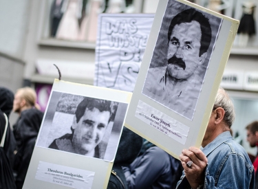 Gedenkschilder für Enver Şimşek und Theodoros Boulgarides bei der Demo »5 Jahre NSU-Prozess: Kein Schlussstrich«, 11. Juli 2018 in Hannover