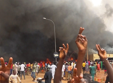 Bei einer Demonstration in Niamey am 27. Juli wurde das Hauptquartier der PNDS-Tarayya, der Partei des gestürzten Präsidenten, niedergebrannt