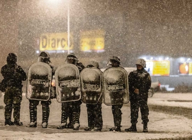 Polizei vor dem Diarco-Supermarkt im südargentinischen Bariloche