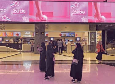 Schwarz verhüllt mit rosa Accessoires. Kino in der Hauptstadt Saudi-Arabiens