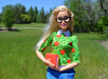 Barbie mit  Brille und Buch